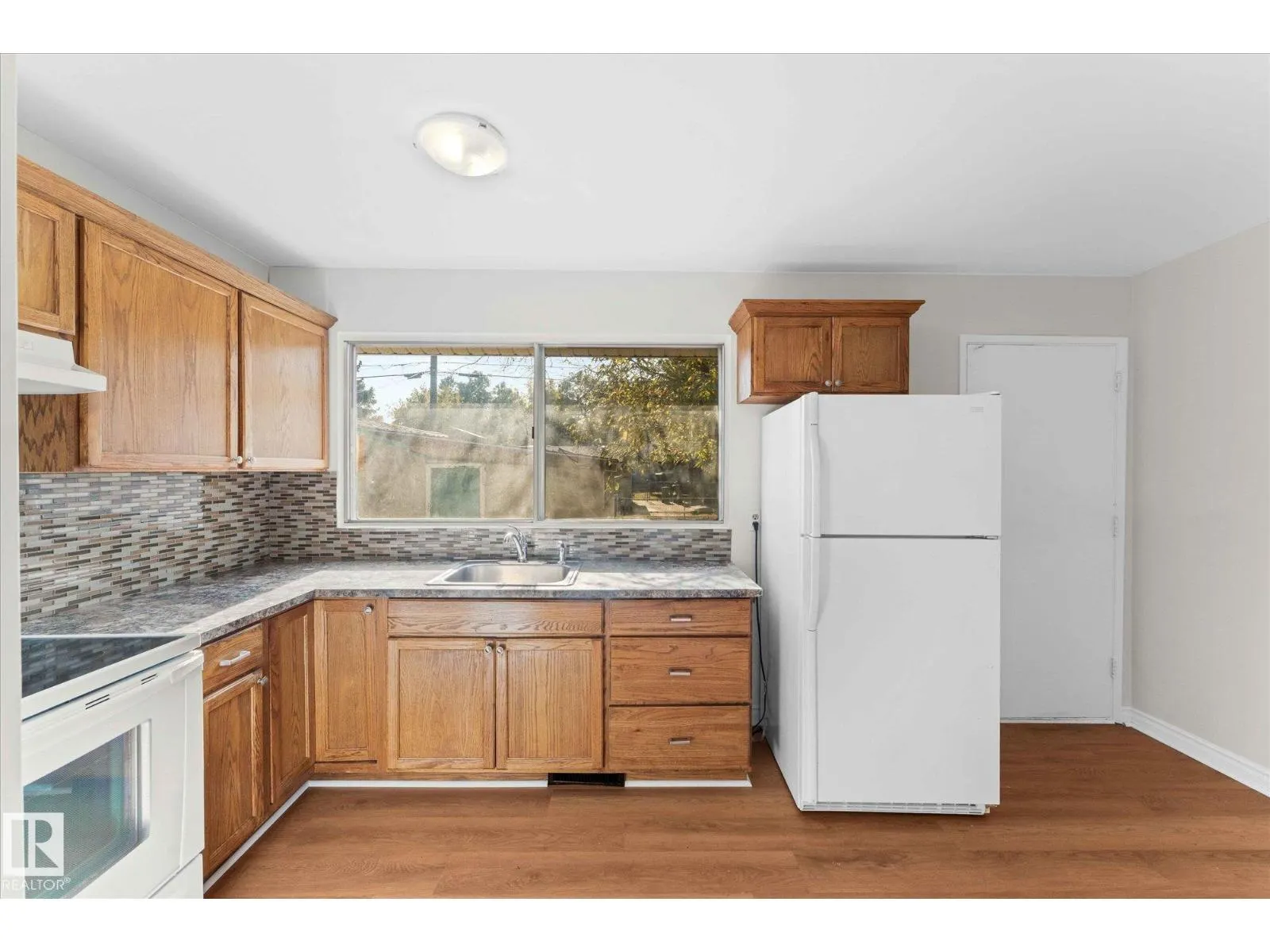 16437 106 AV NW