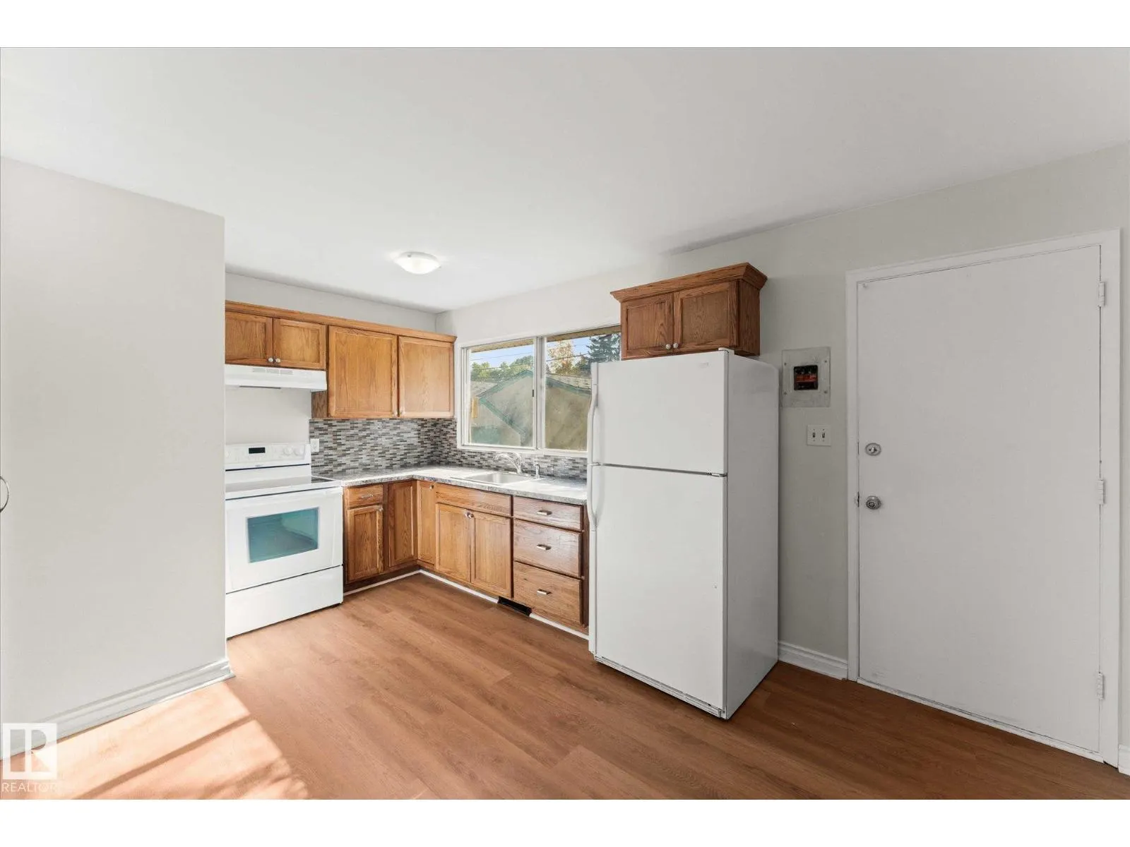 16437 106 AV NW
