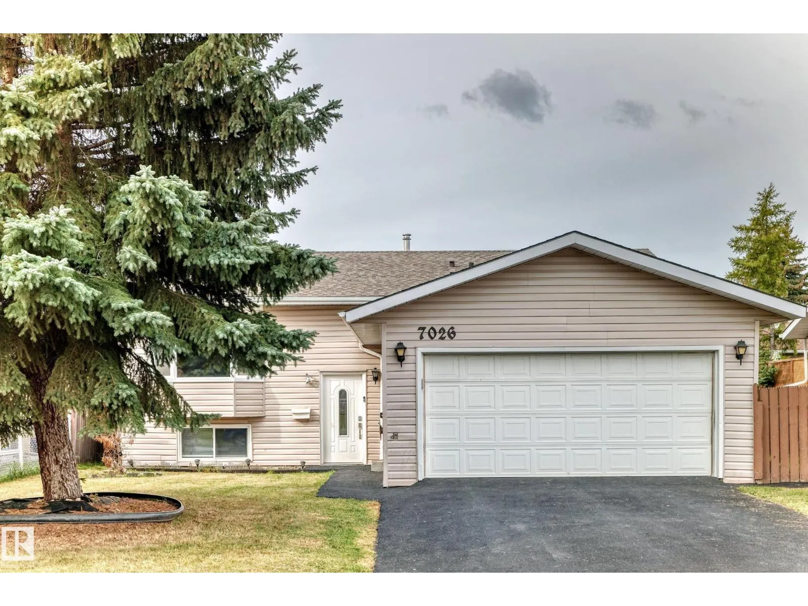 7026 11 AV NW