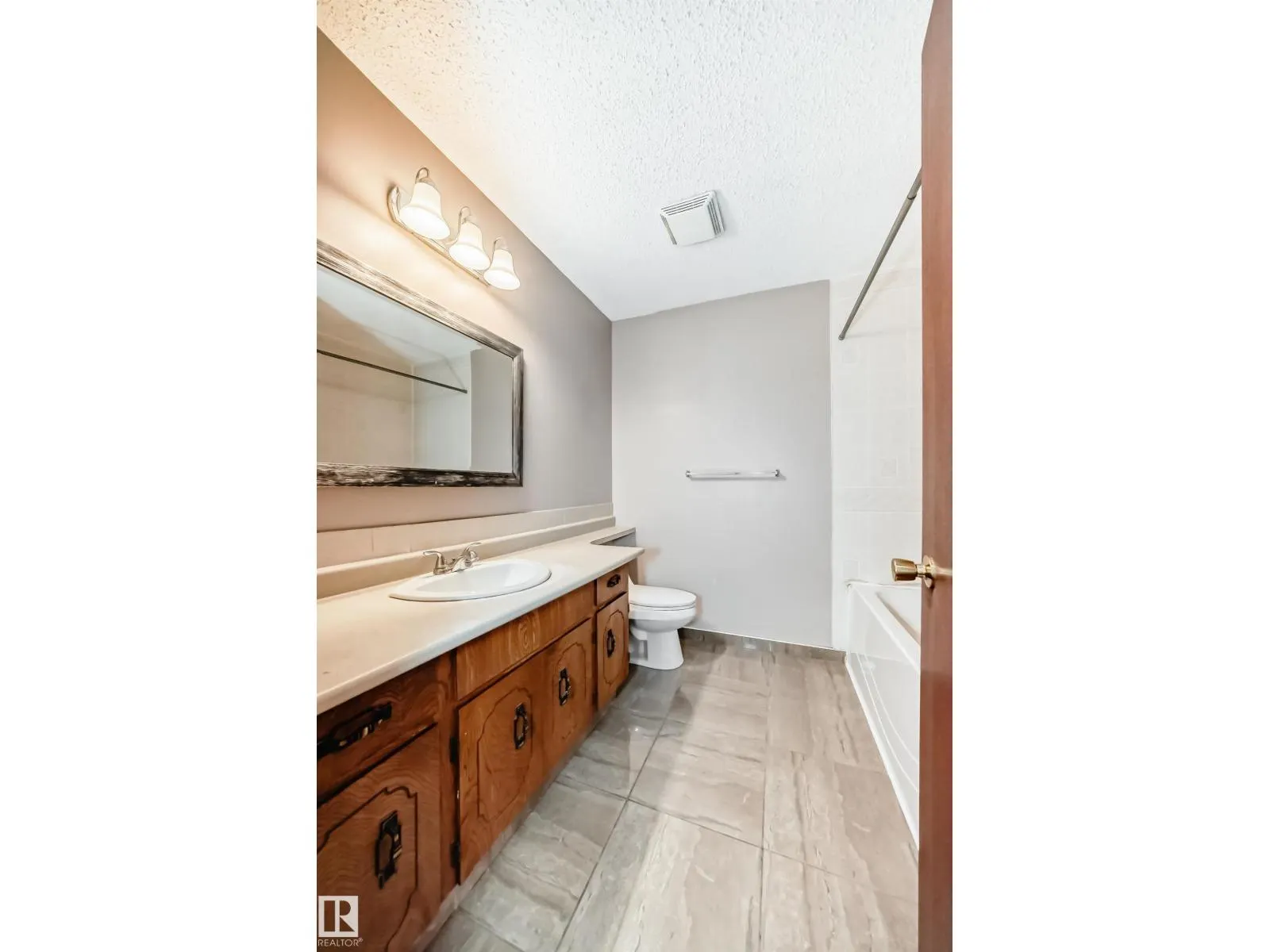 7026 11 AV NW