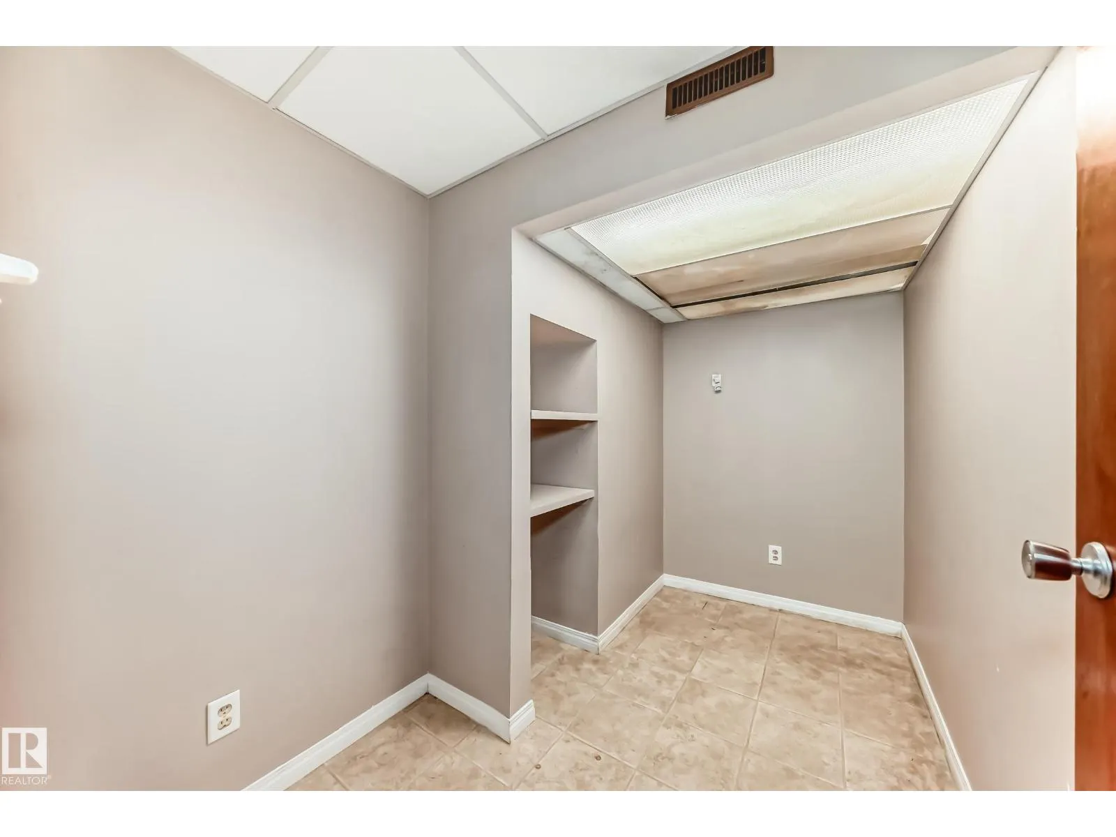 7026 11 AV NW