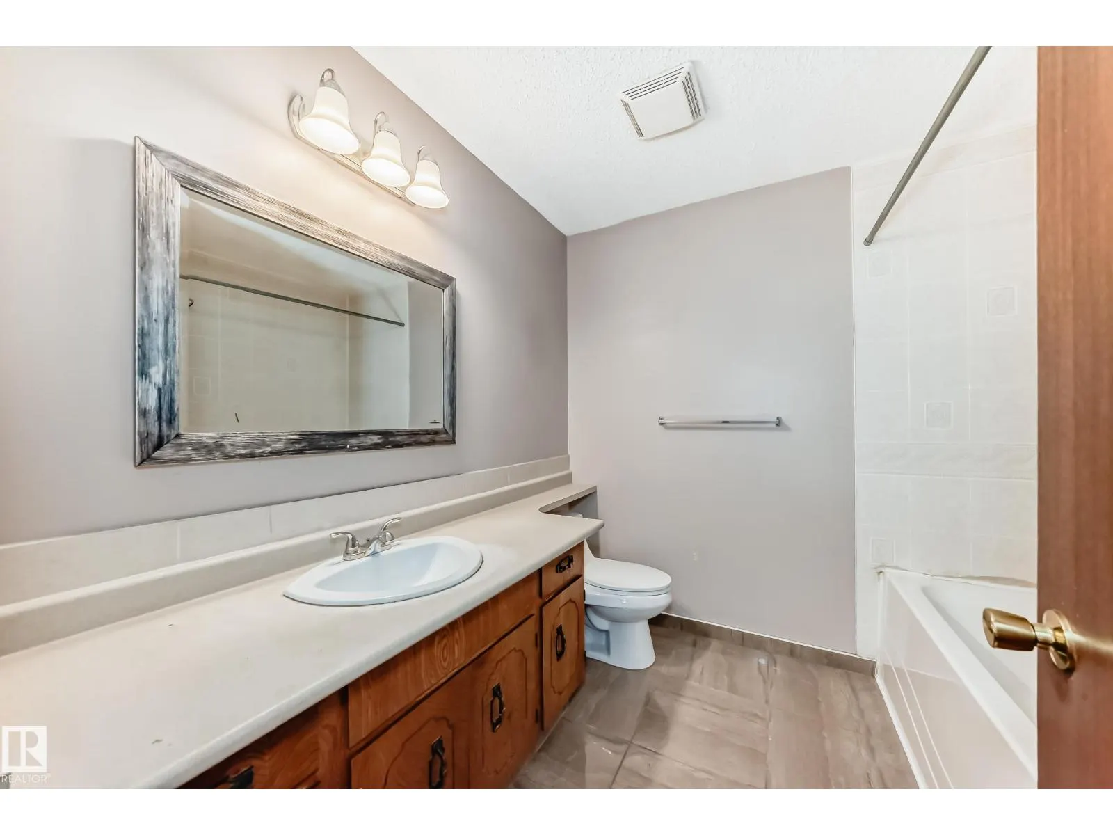 7026 11 AV NW