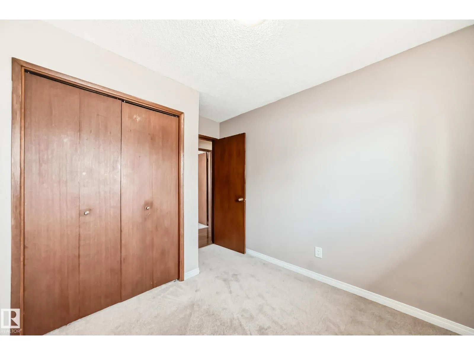 7026 11 AV NW