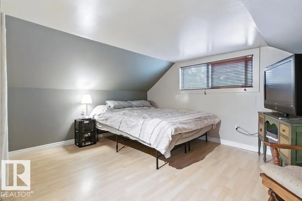 10428 76 AV NW