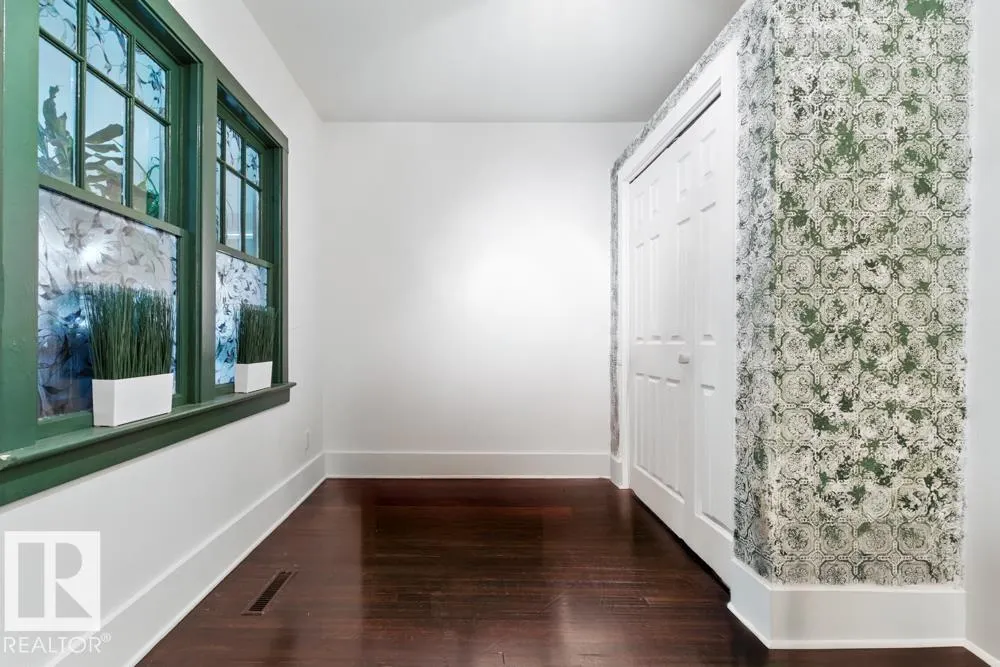 10428 76 AV NW