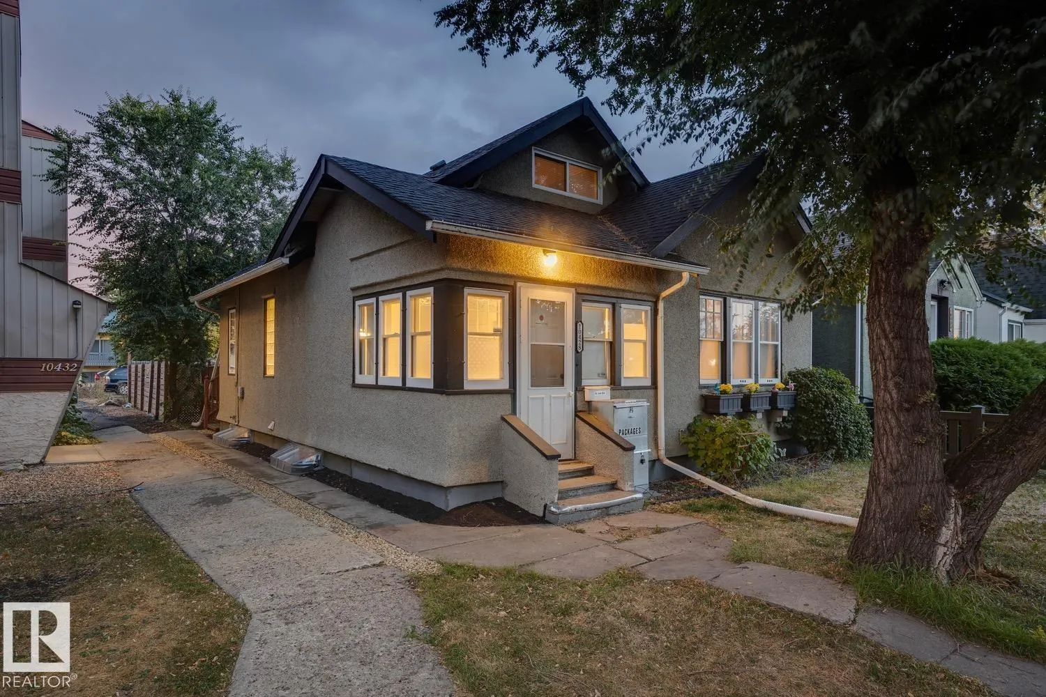 10428 76 AV NW