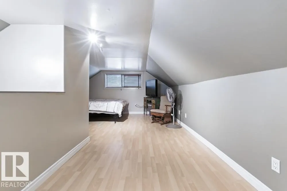 10428 76 AV NW