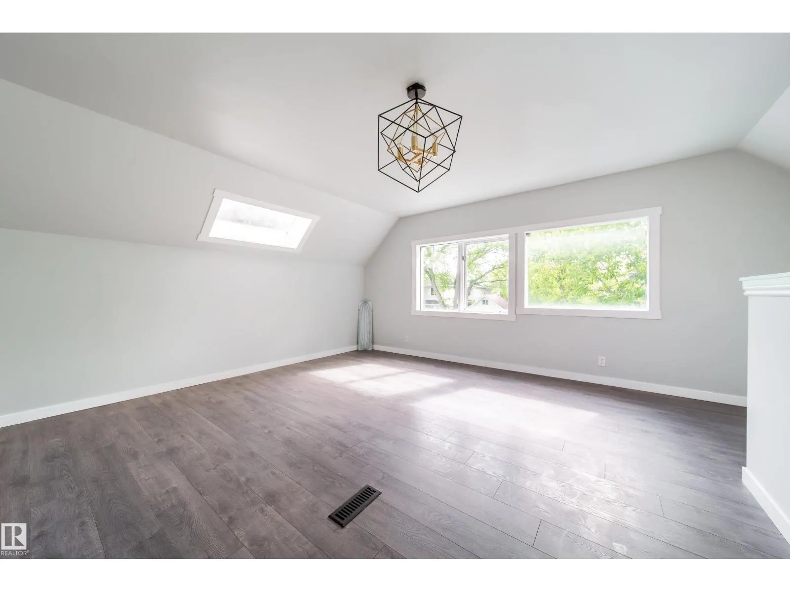 11908 77 ST NW