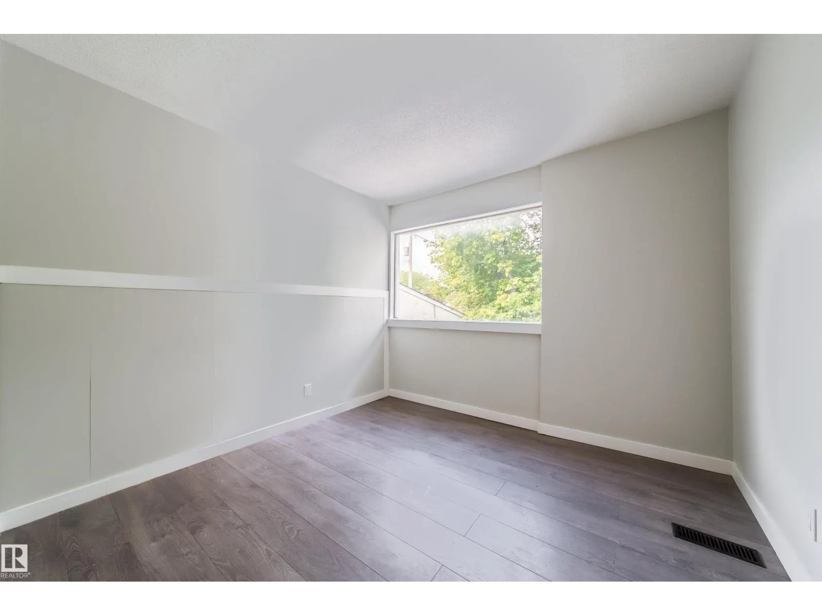 11908 77 ST NW