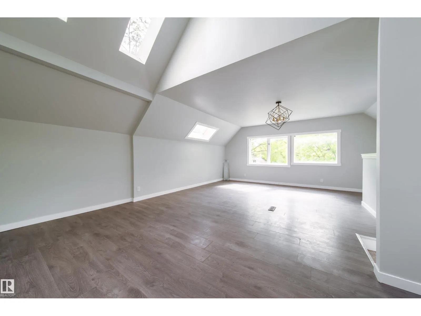11908 77 ST NW