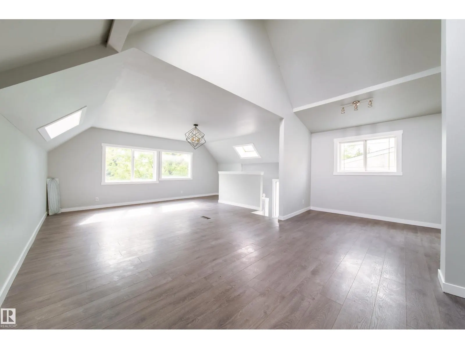 11908 77 ST NW