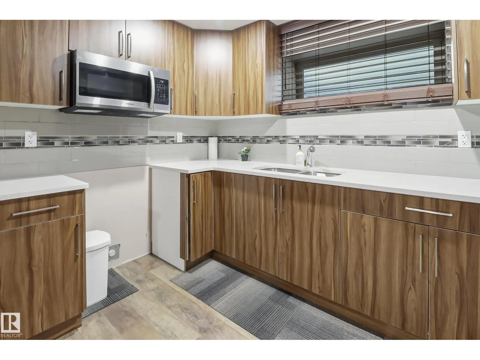 1404 29 ST NW