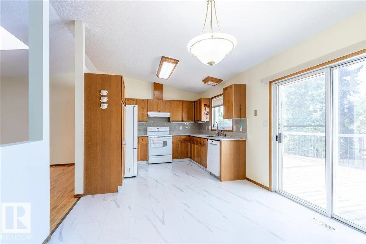 4829 32 AV NW