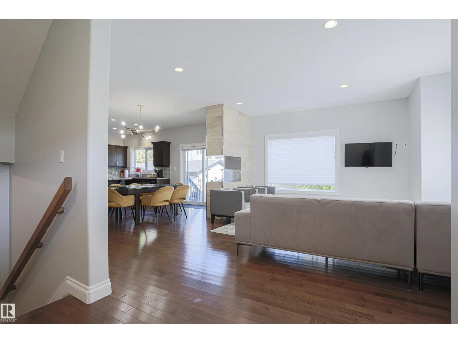 8804 100 ST NW