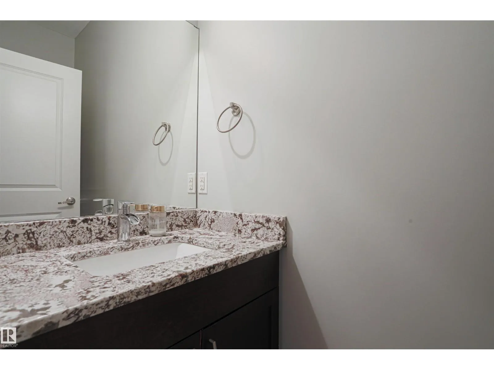 8804 100 ST NW