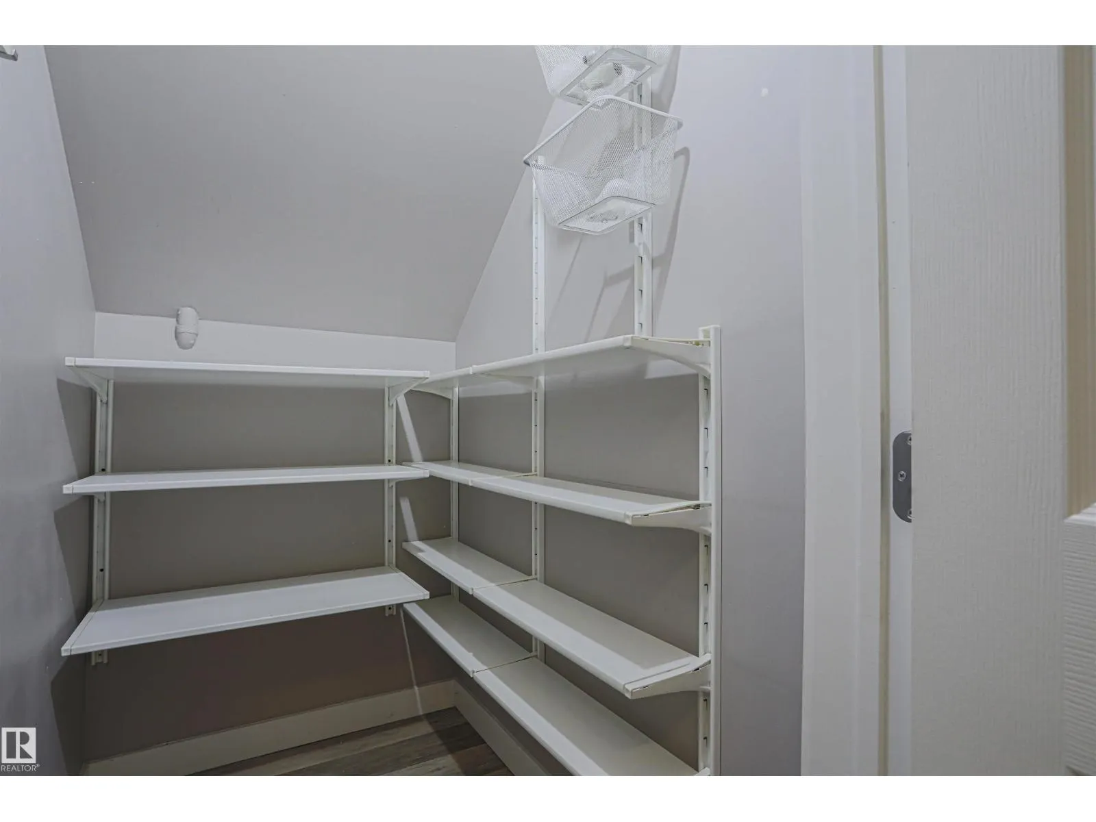 8804 100 ST NW