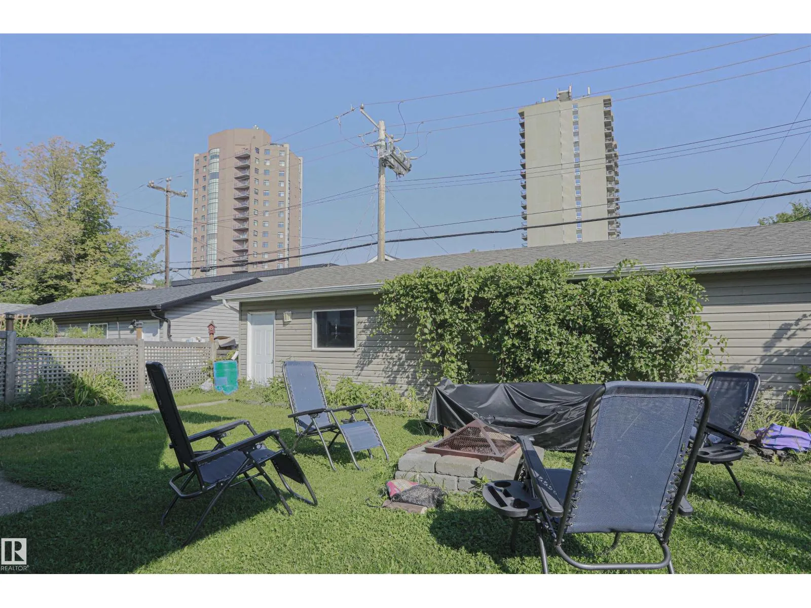 8804 100 ST NW