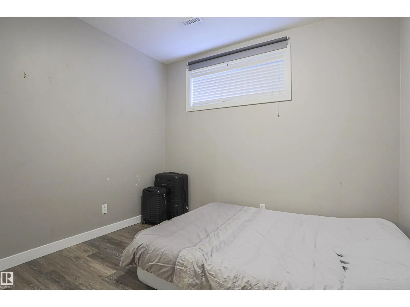 8804 100 ST NW