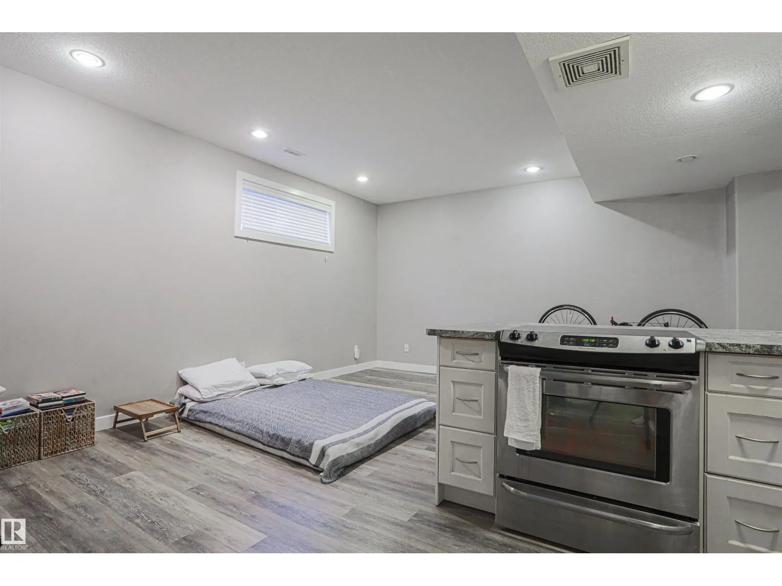 8804 100 ST NW