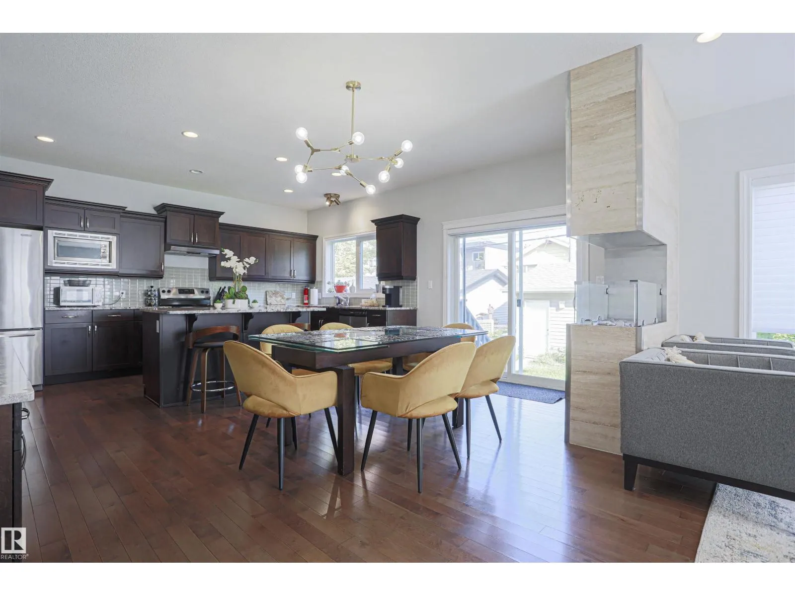 8804 100 ST NW