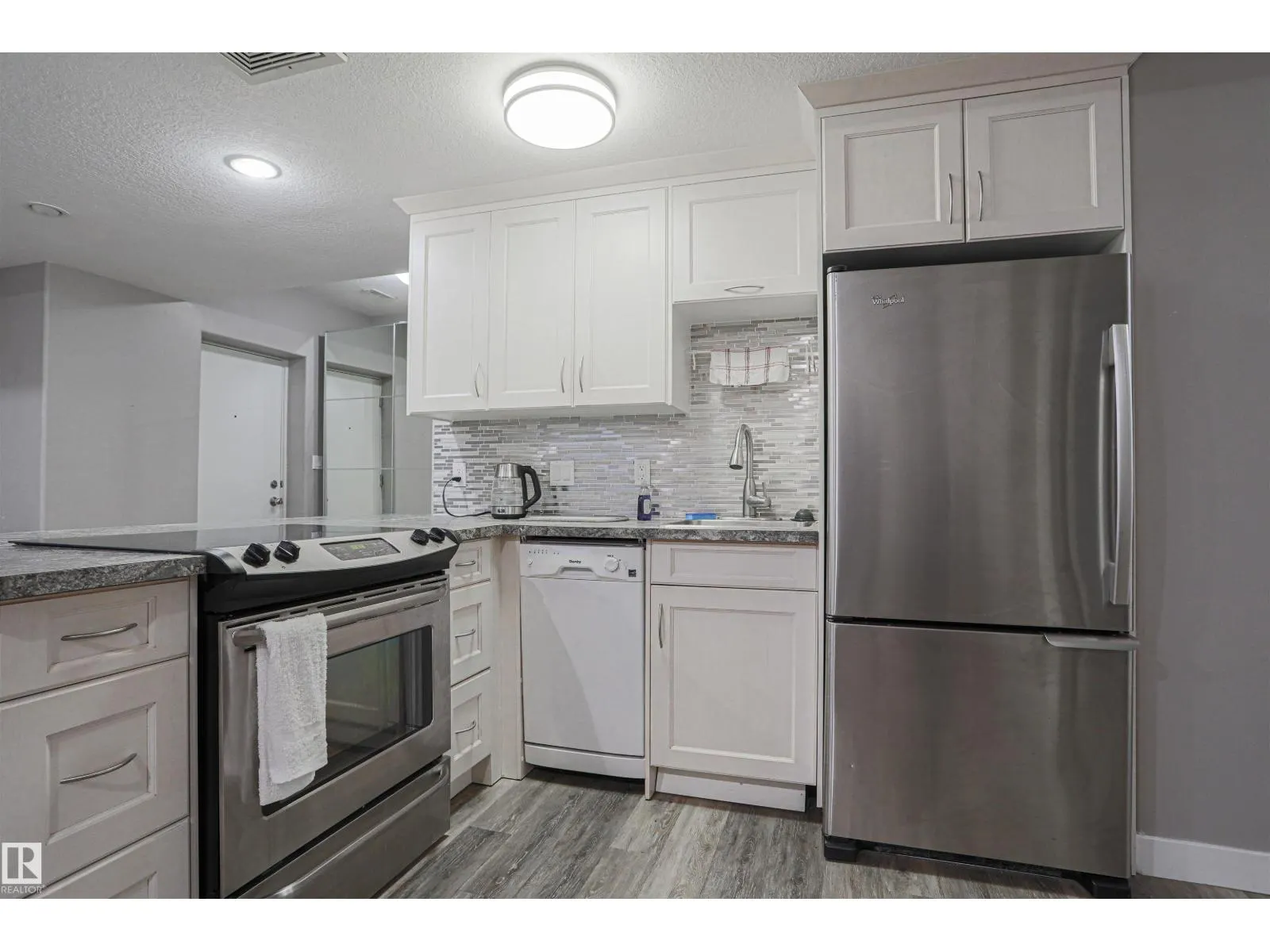 8804 100 ST NW
