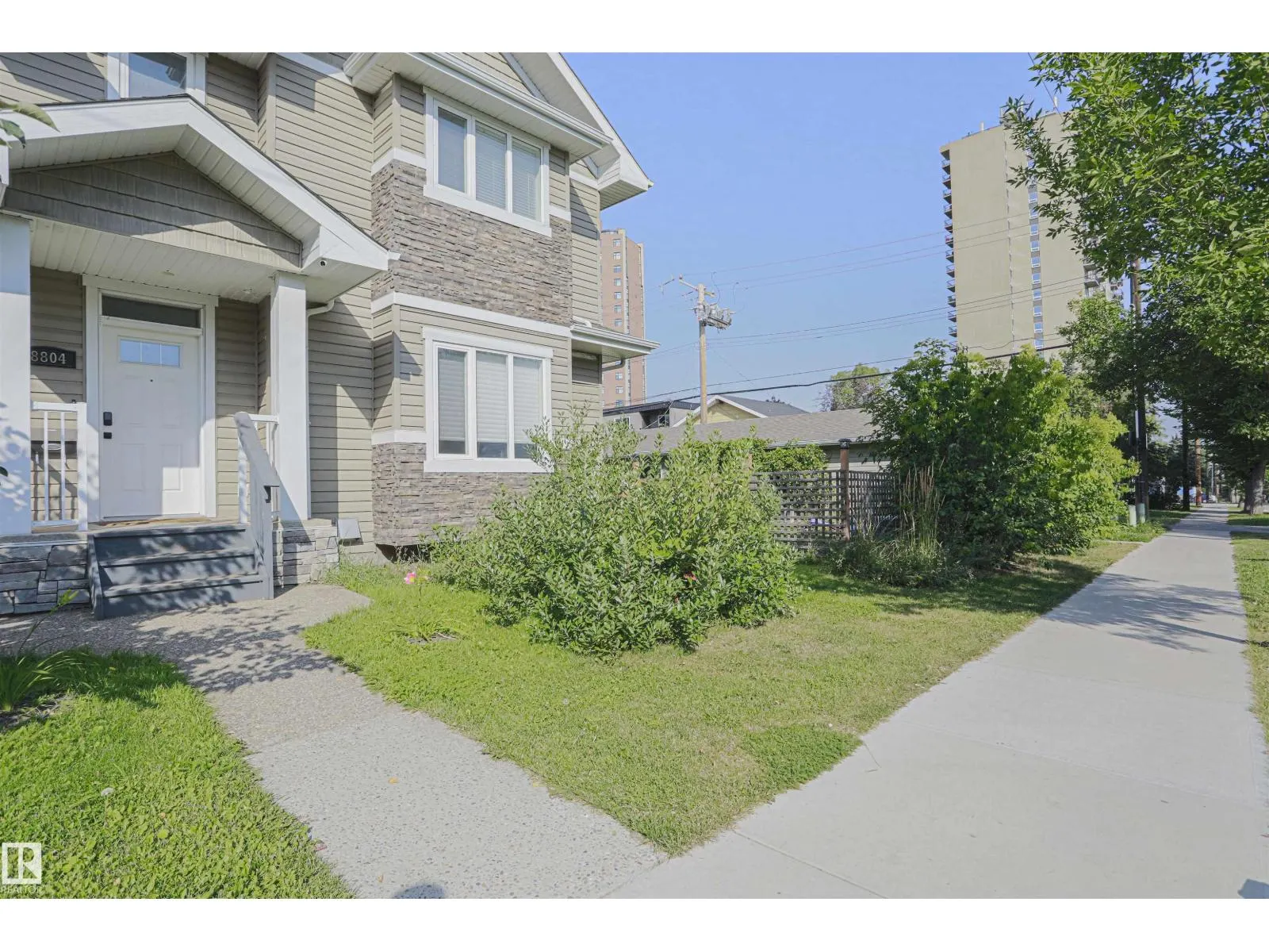 8804 100 ST NW