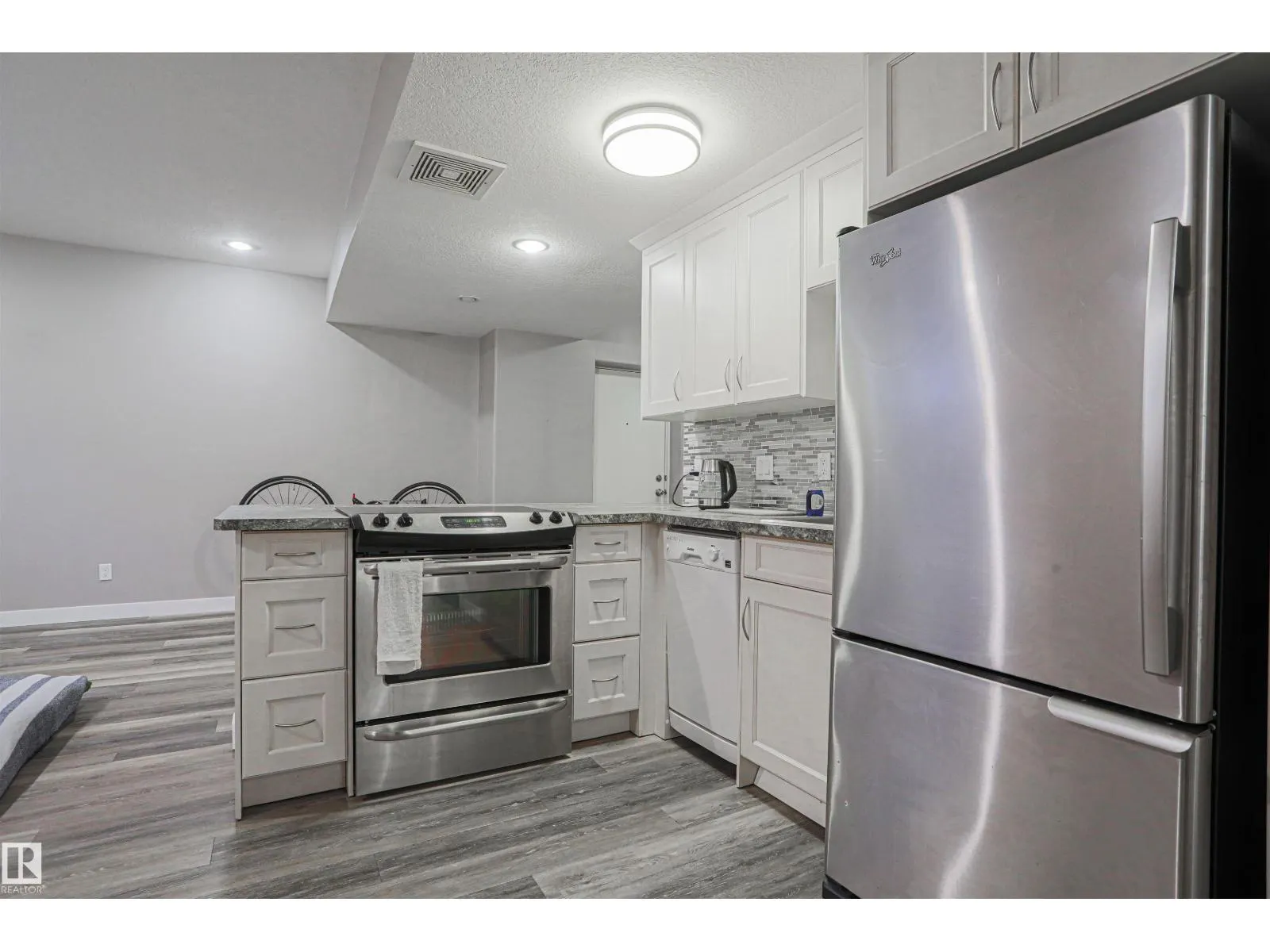 8804 100 ST NW