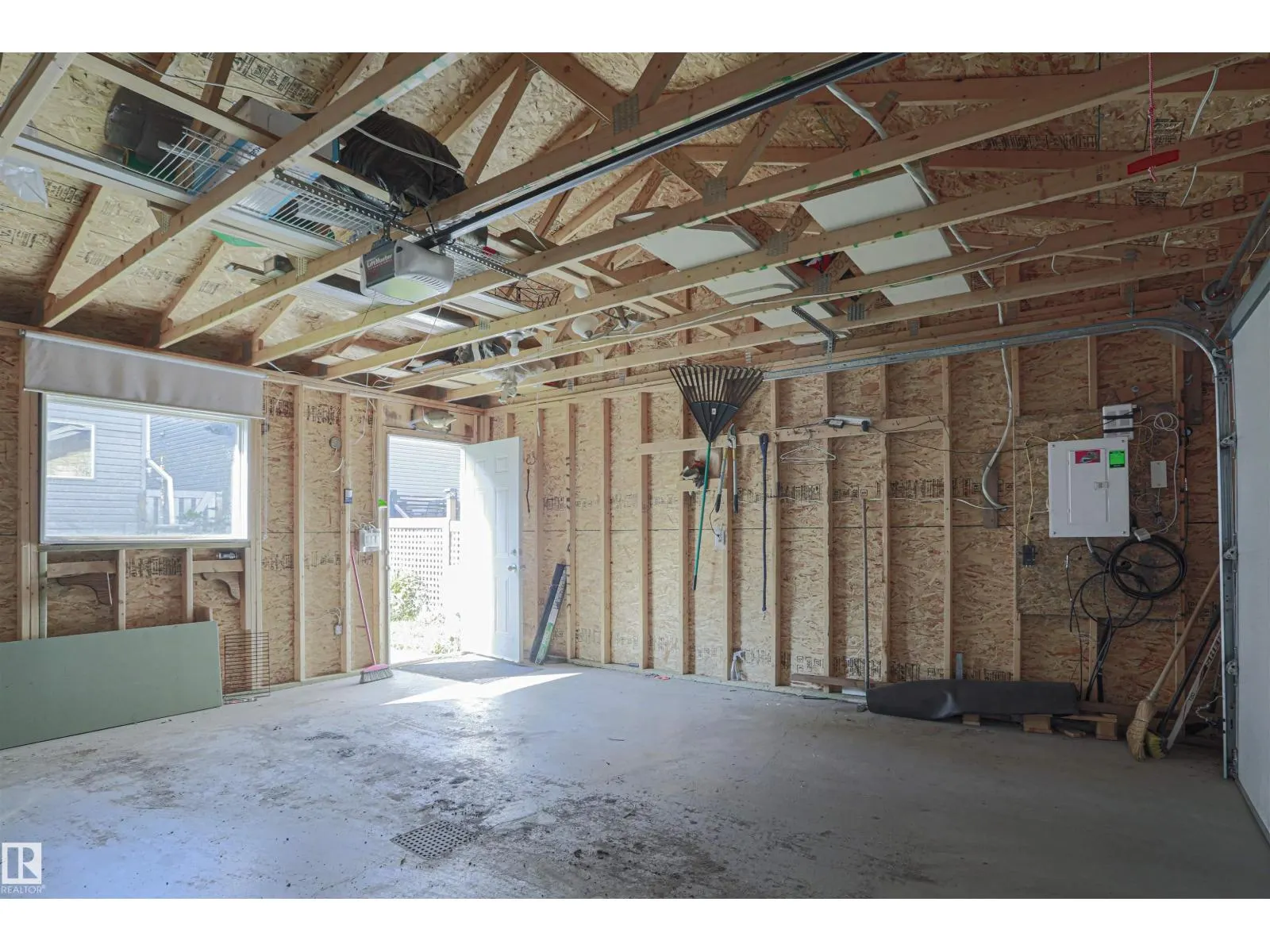 8804 100 ST NW