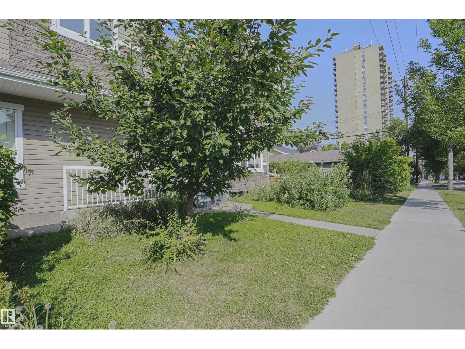 8804 100 ST NW