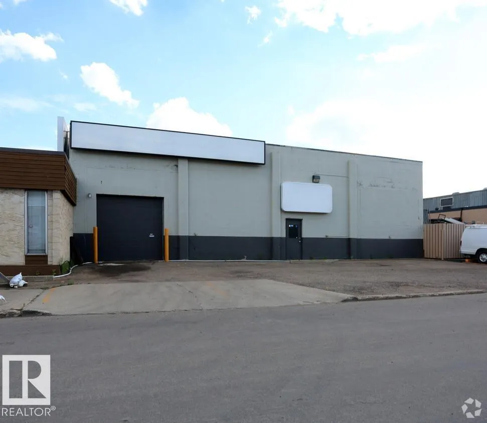 9913 73 AV NW