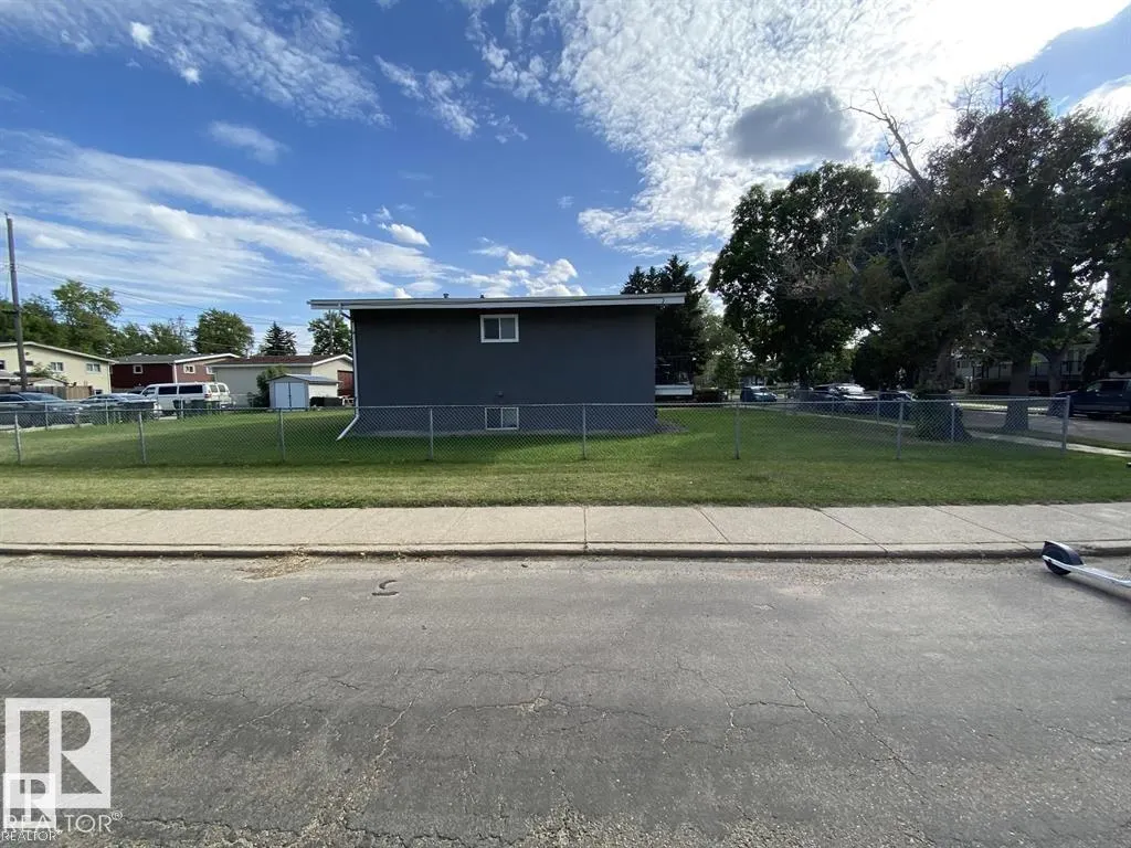 11839 45 ST NW