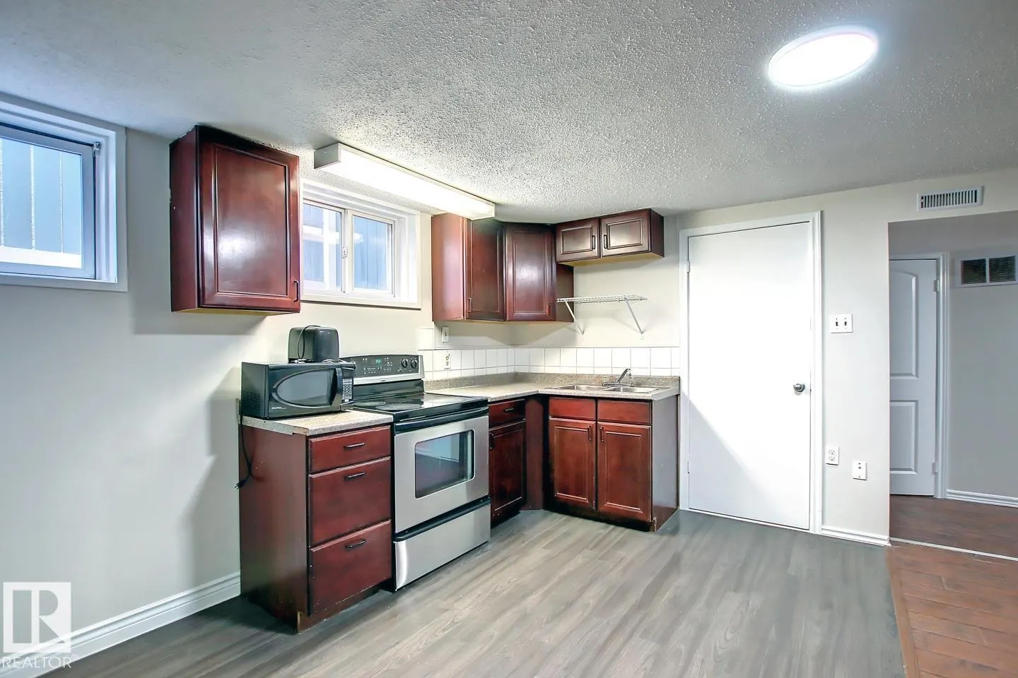 10682 61 AV NW