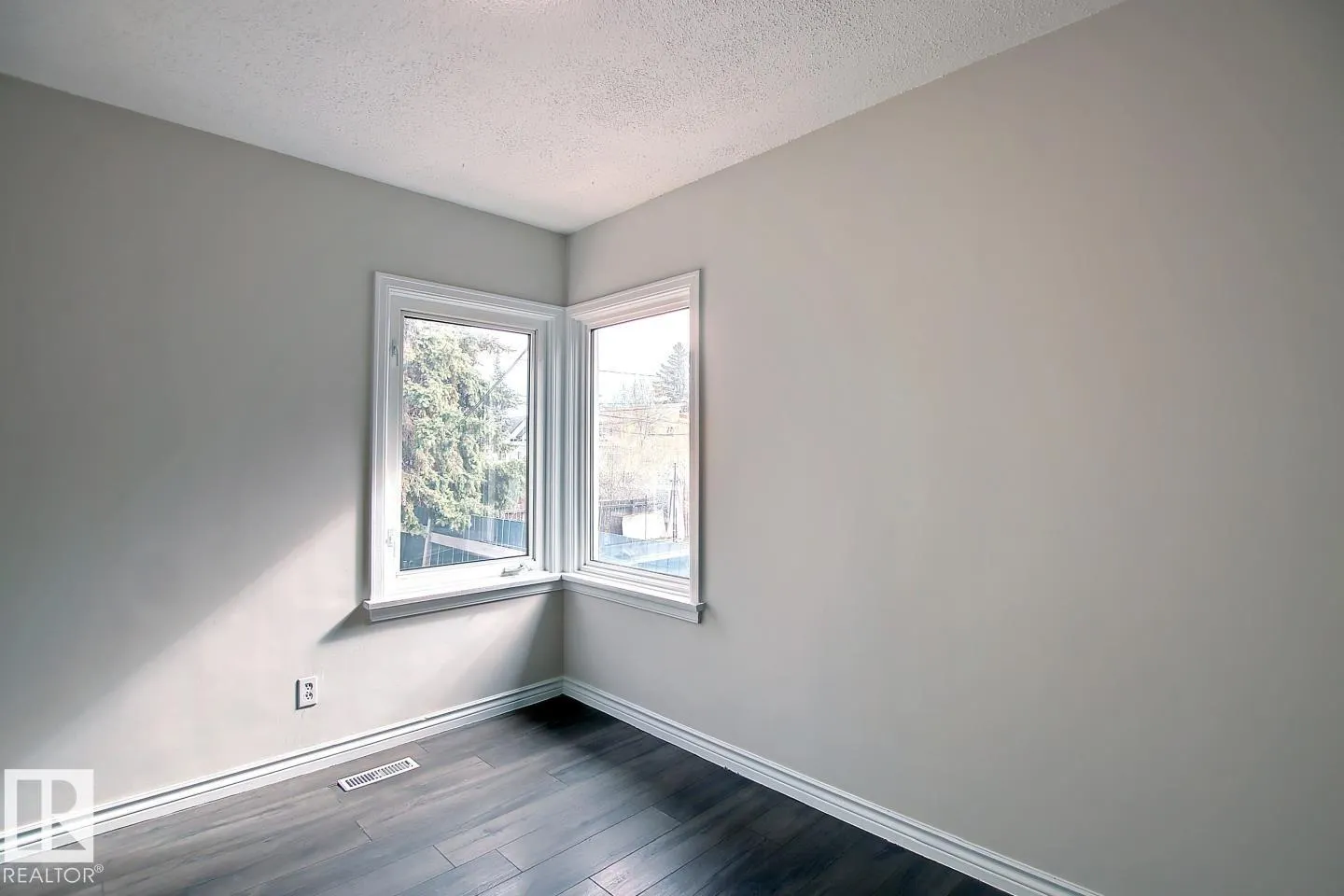 10682 61 AV NW