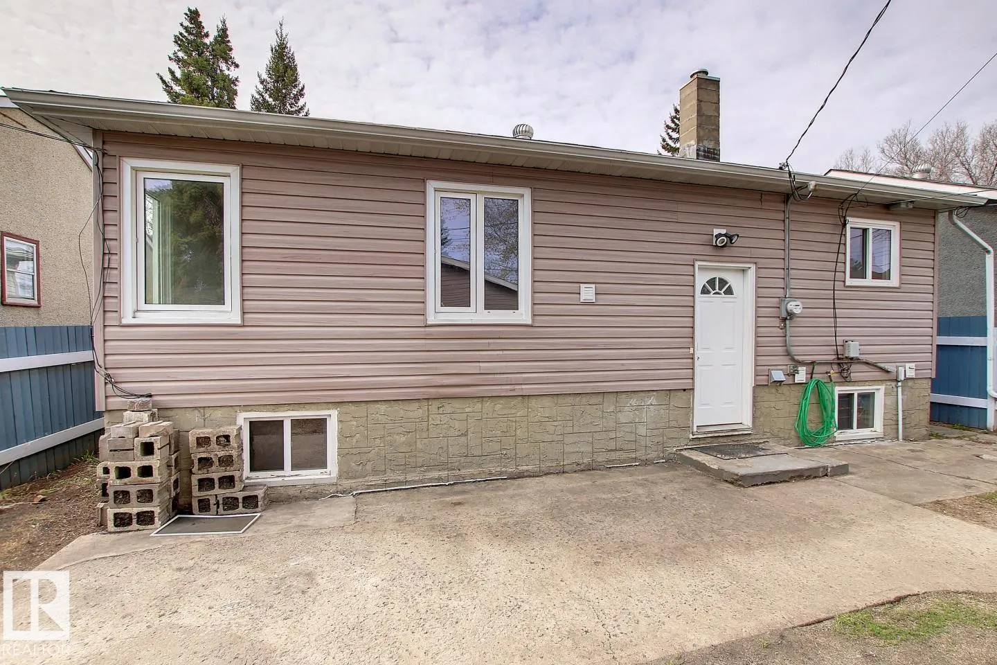 10682 61 AV NW
