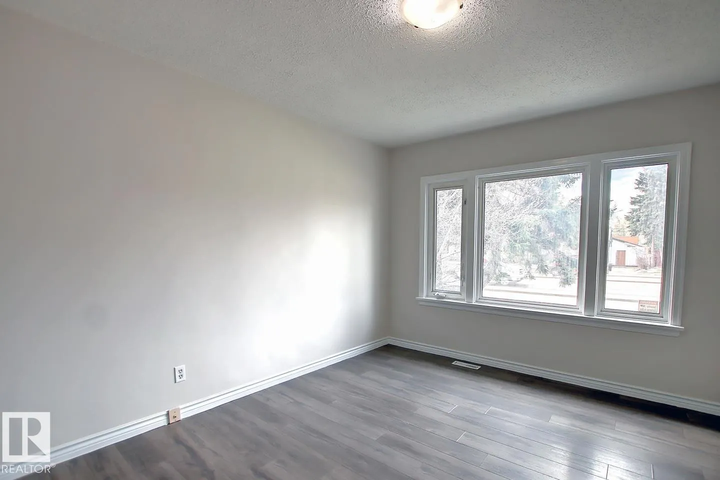 10682 61 AV NW