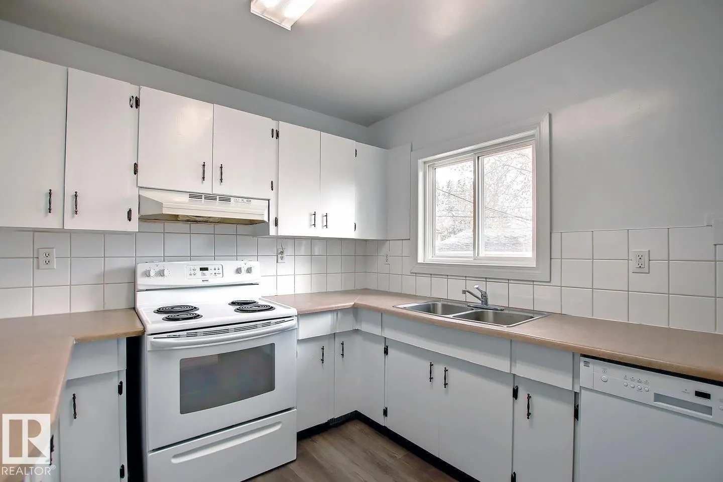 10682 61 AV NW