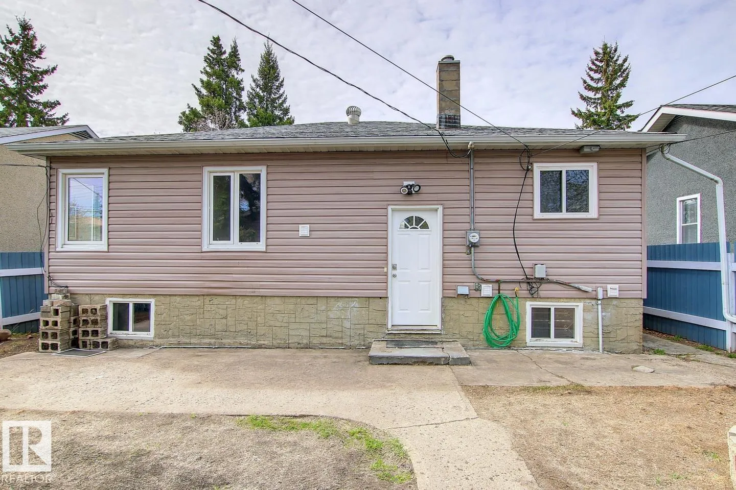 10682 61 AV NW