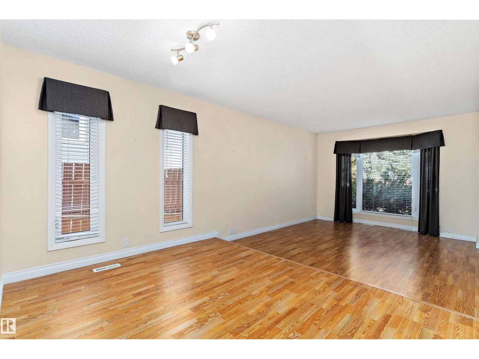 10435 14 AV NW