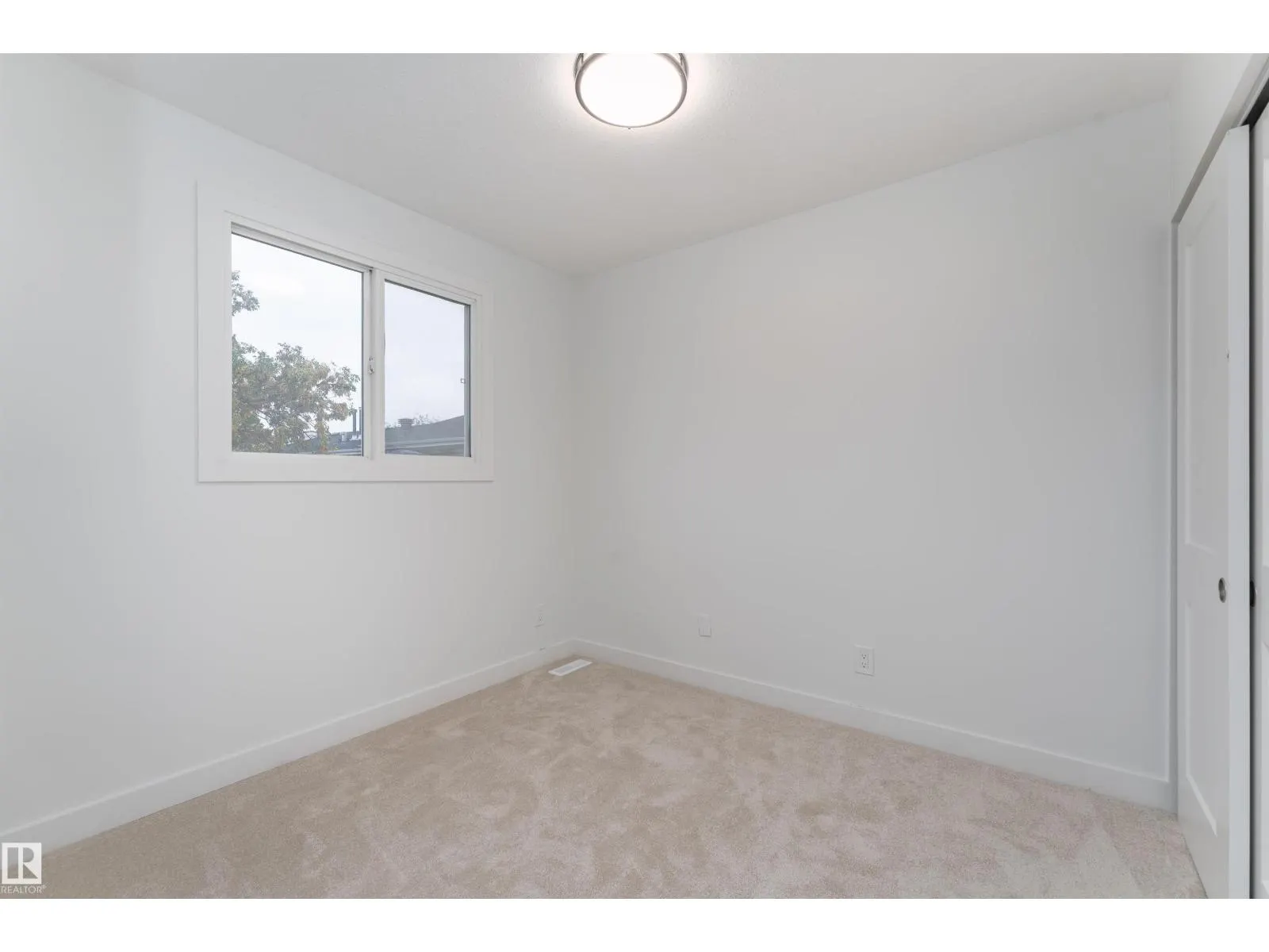 11394 139 AV NW