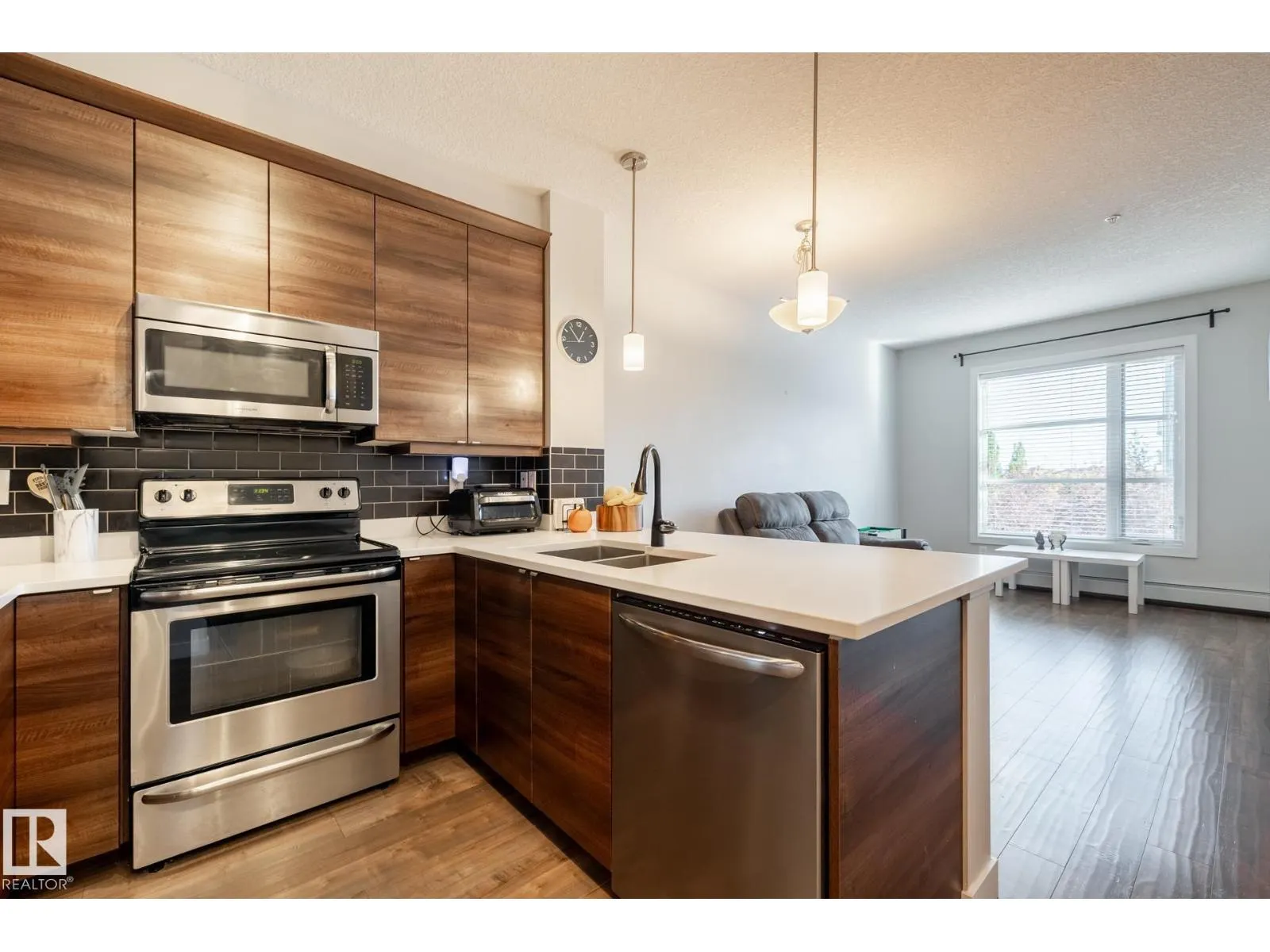 #202 2590 ANDERSON WY SW
