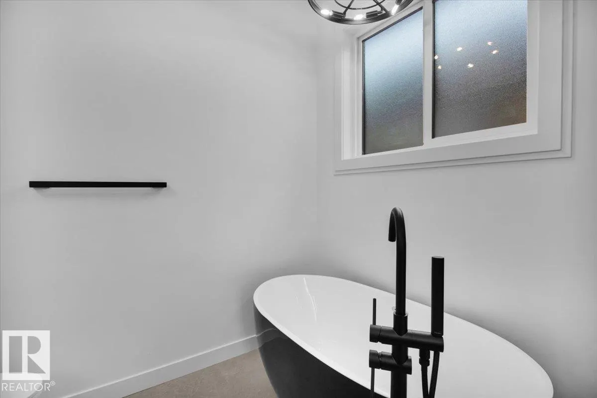 11124 132 ST NW