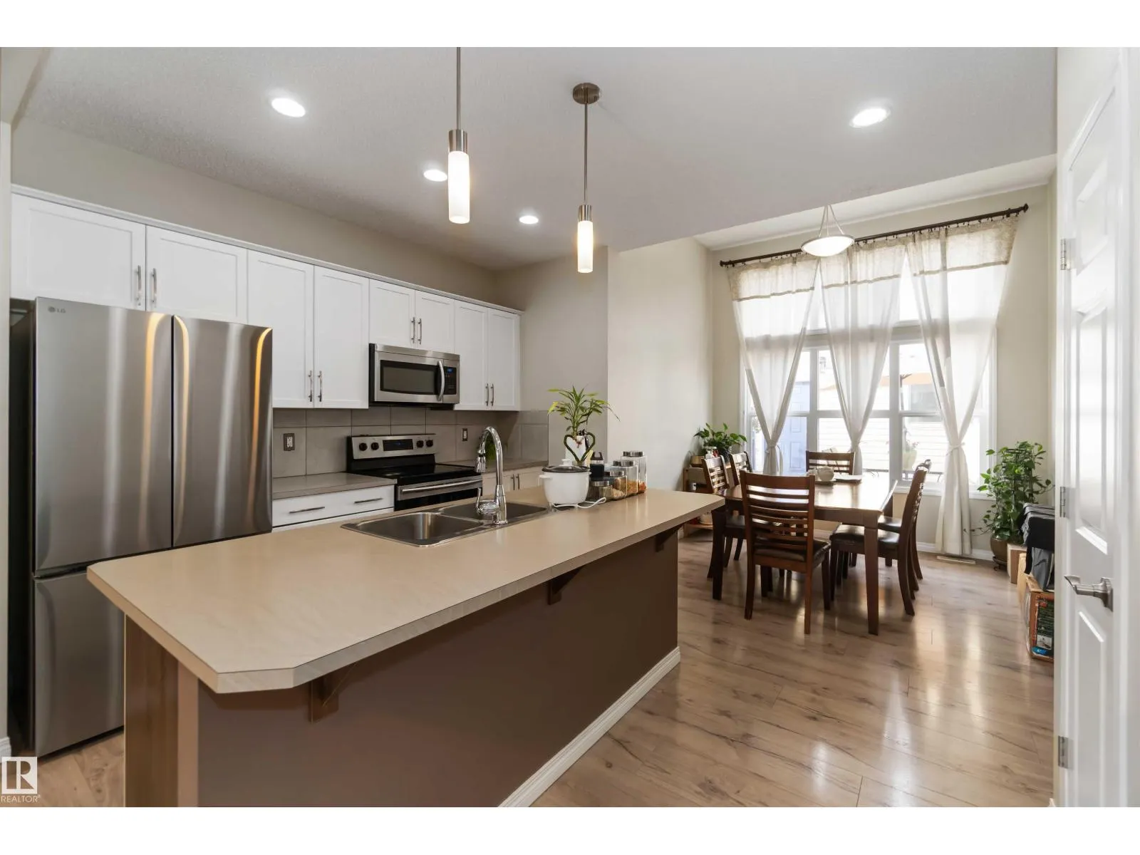 9932 221 ST NW