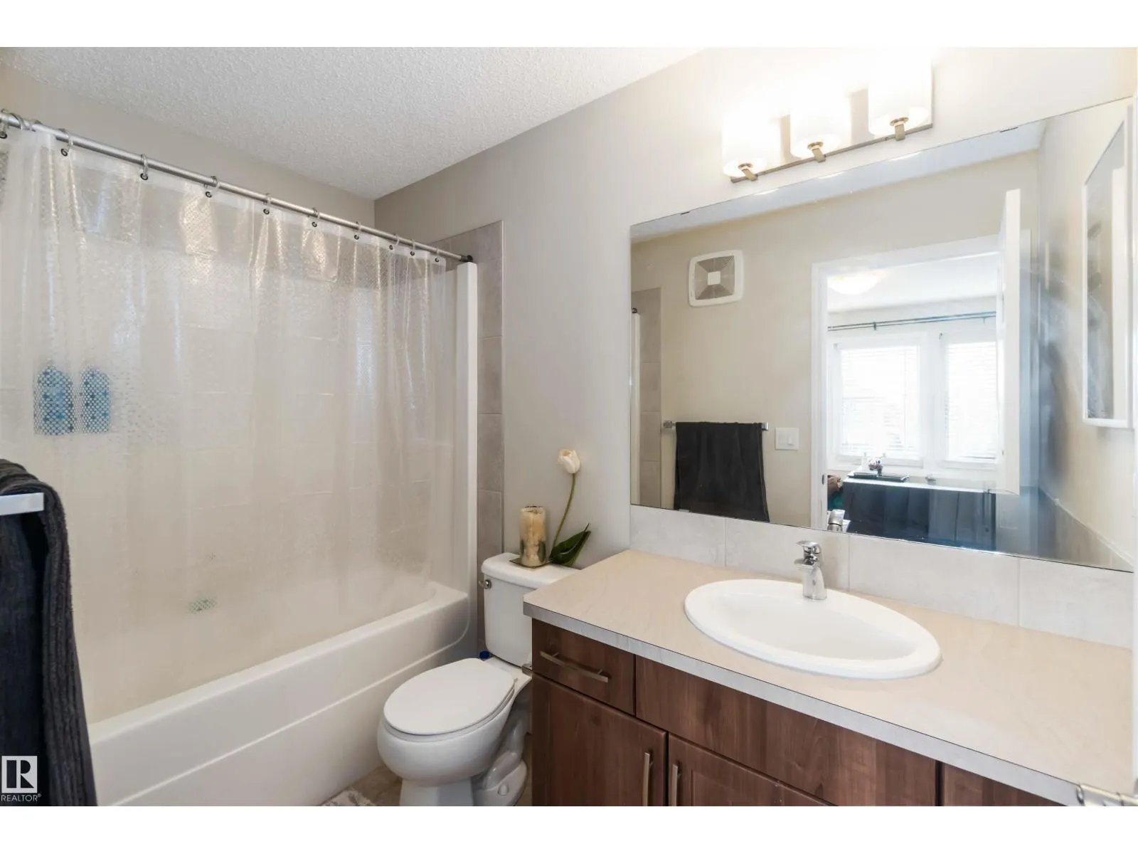 9932 221 ST NW