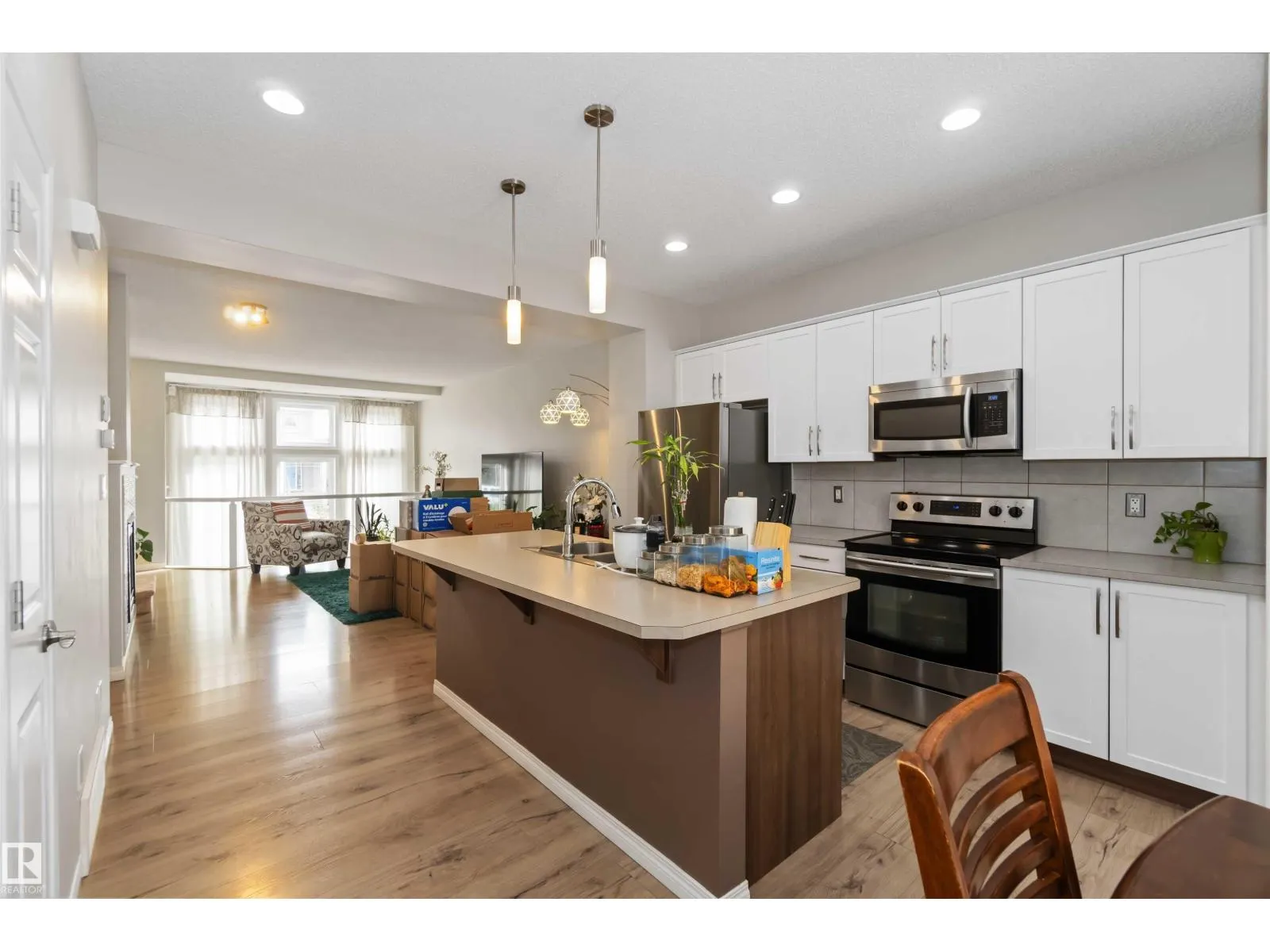 9932 221 ST NW