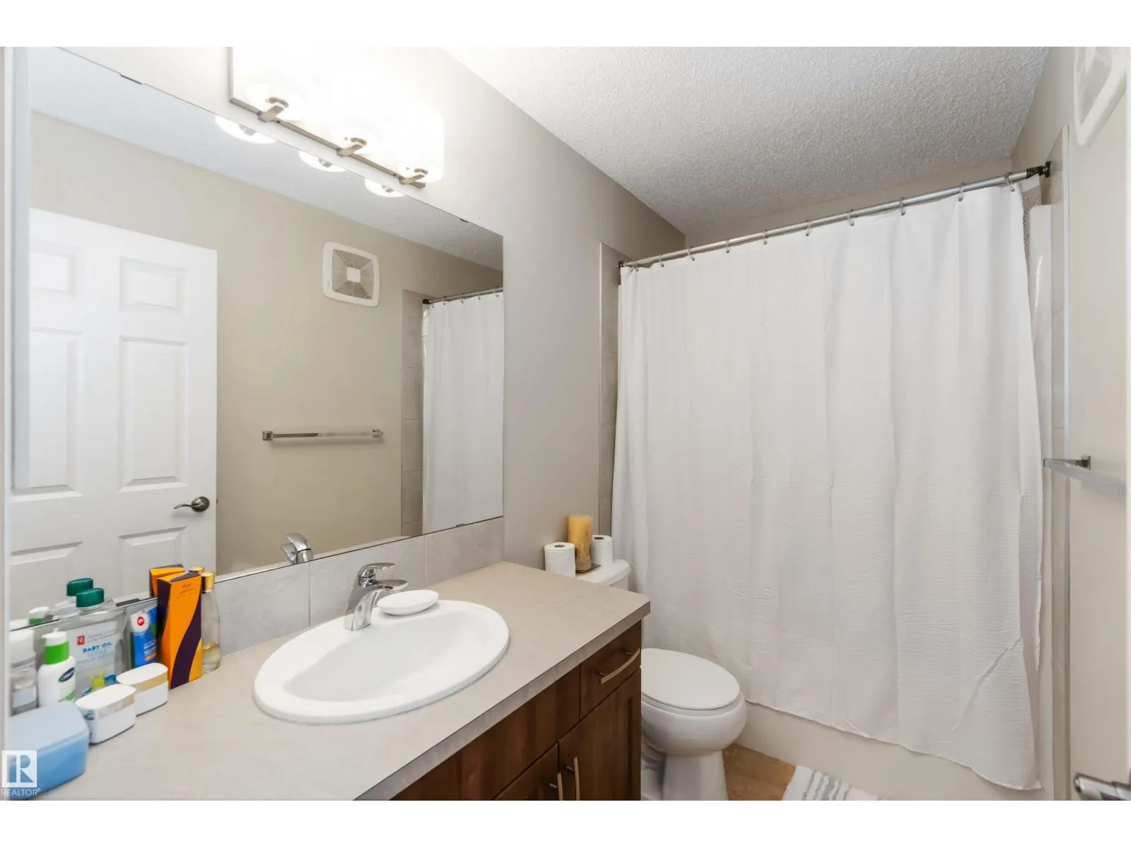 9932 221 ST NW