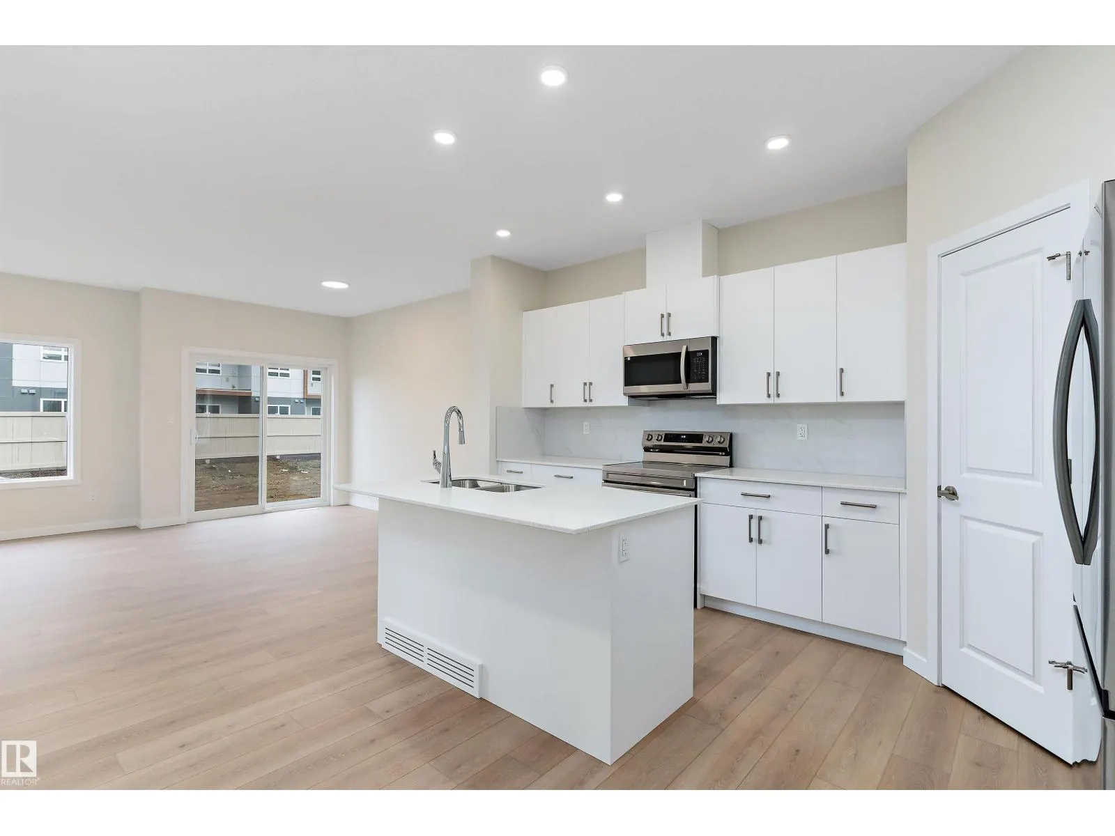 843 ROWAN CL SW