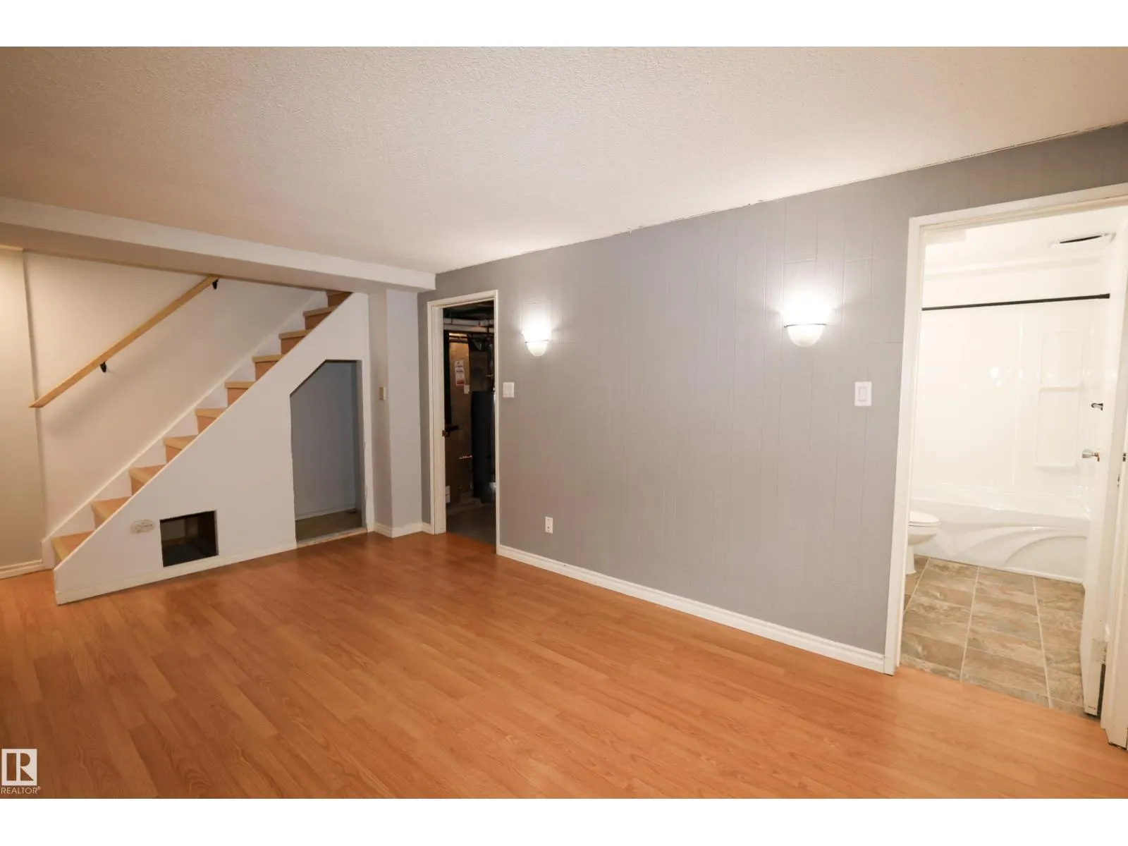 2577 135 AV NW