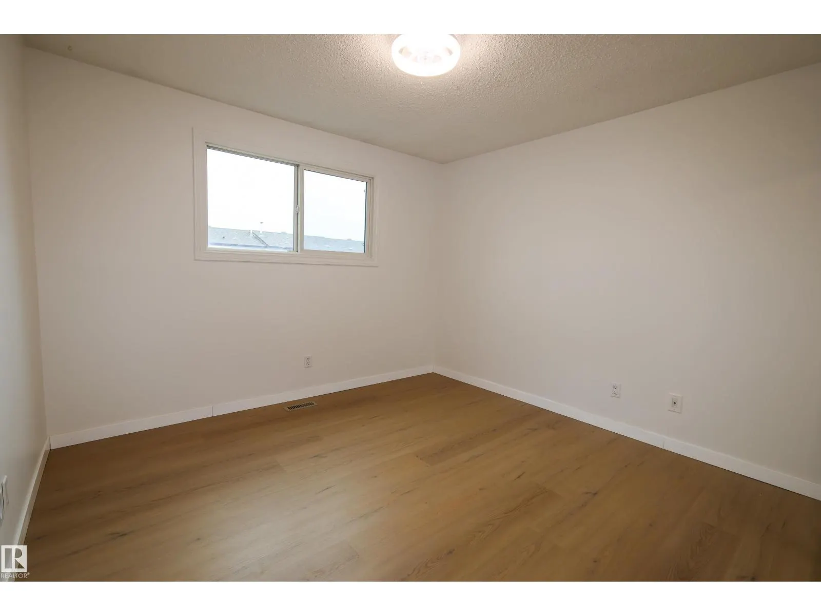 2577 135 AV NW