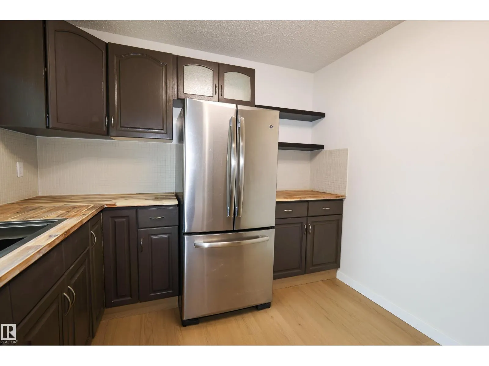 2577 135 AV NW