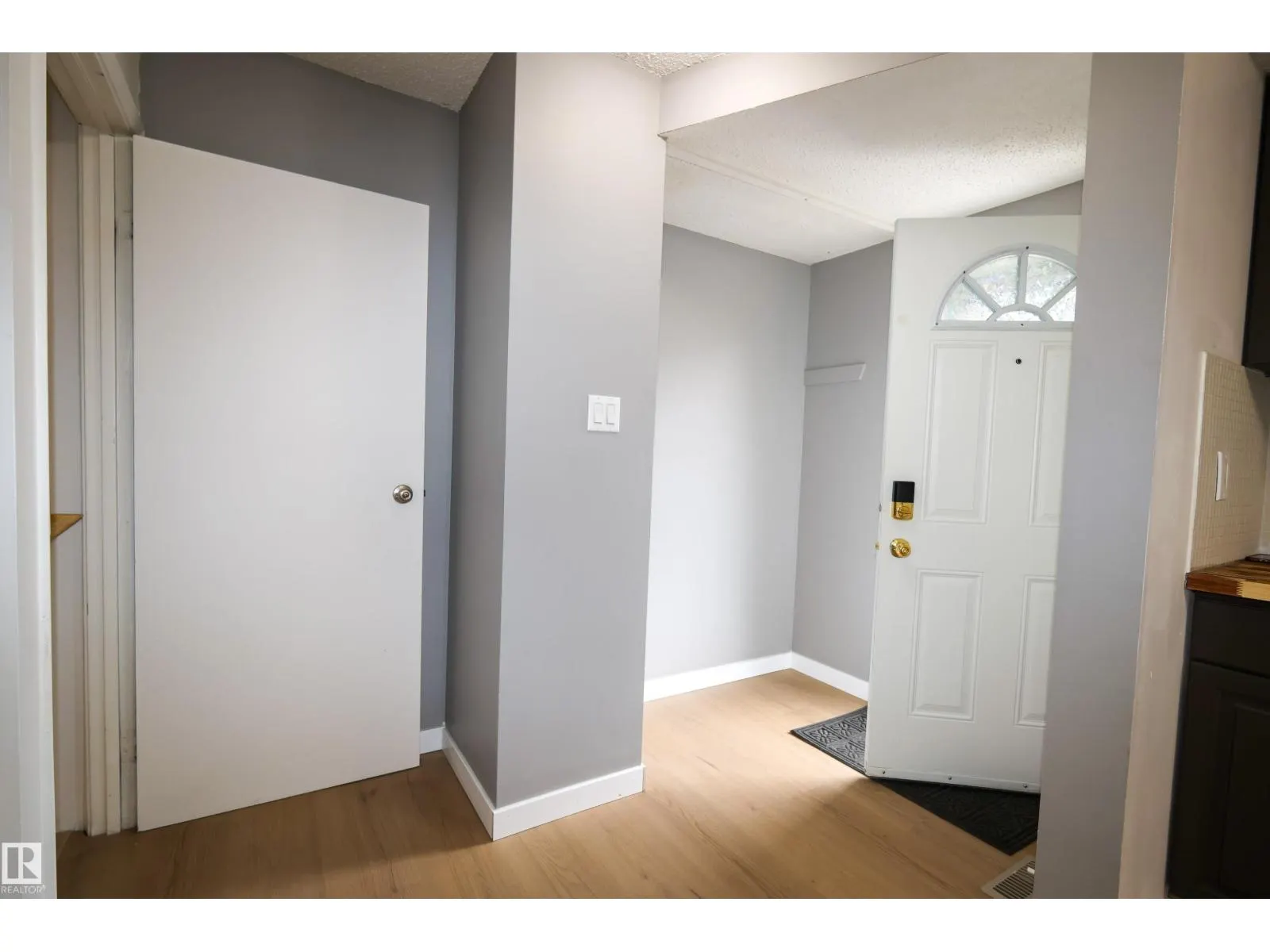 2577 135 AV NW